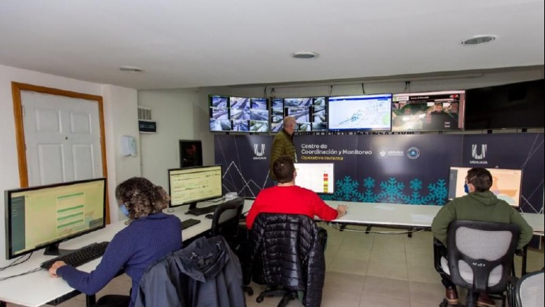 Máquinas y equipos municipales trabajan permanentemente en el despeje de nieve