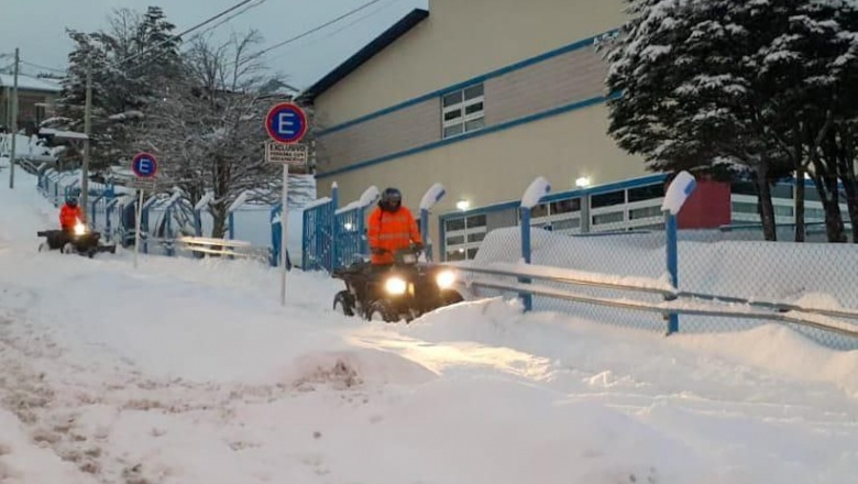 Operativo nieve: La Municipalidad trabajó en la limpieza de calles, veredas y provisión de agua y leña.