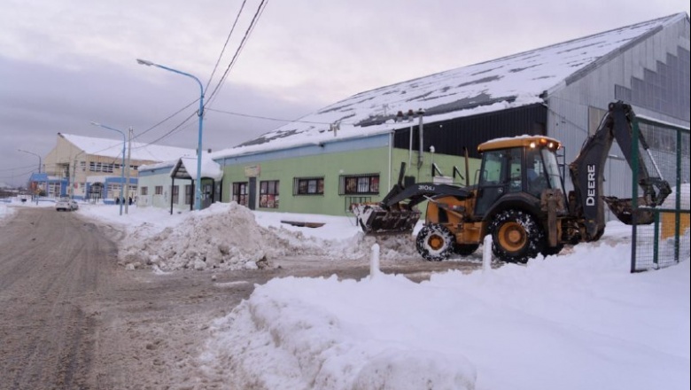 Operativo nieve: La Municipalidad trabajó en la limpieza de calles, veredas y provisión de agua y leña.