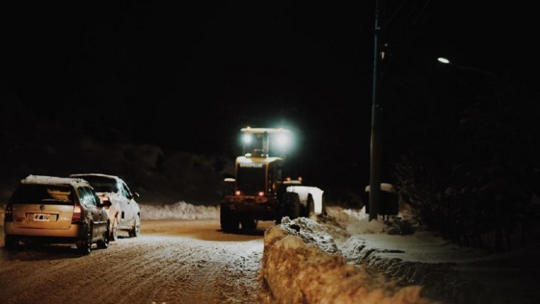 Operativo nieve: La Municipalidad trabajó en la limpieza de calles, veredas y provisión de agua y leña.