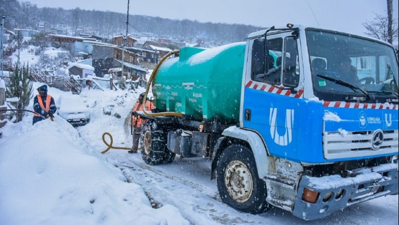 Operativo nieve: La Municipalidad trabajó en la limpieza de calles, veredas y provisión de agua y leña.