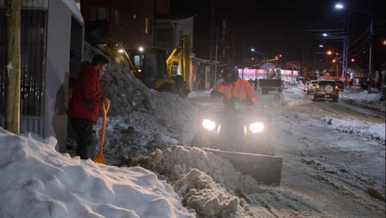 Limpieza y despeje de nieve en Avenida Magallanes