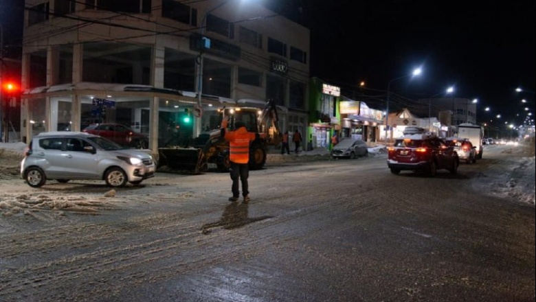 Limpieza y despeje de nieve en Avenida Magallanes