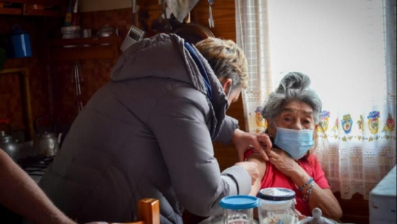 La Municipalidad acompaña a PAMI en la vacunación antigripal casa por casa.