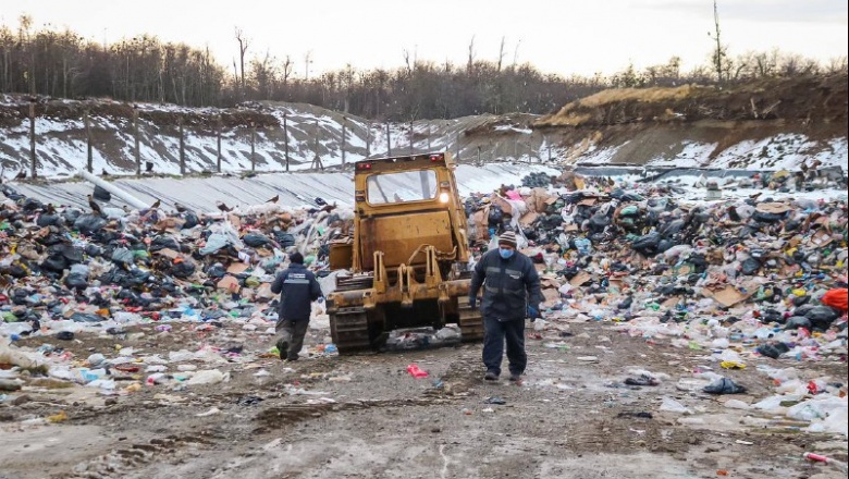 Luego de 15 años de estar abandonada, volvió funcionar la topadora municipal.