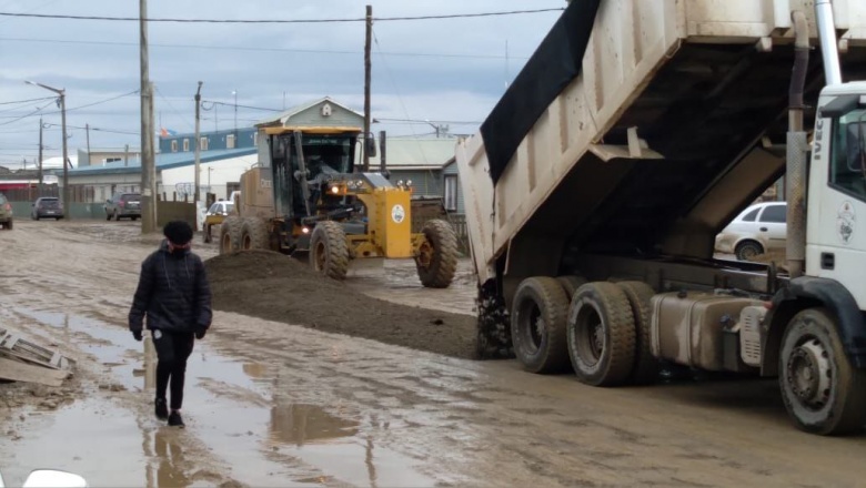 Personal municipal trabaja en el mantenimiento de calles de ripio