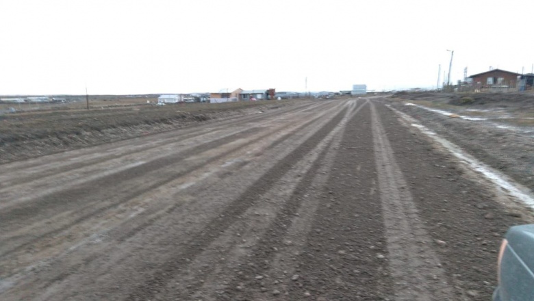 Personal municipal trabaja en el mantenimiento de calles de ripio
