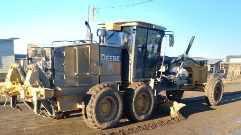 Las máquinas viales siguen trabajando en el mantenimiento de las calles de ripio