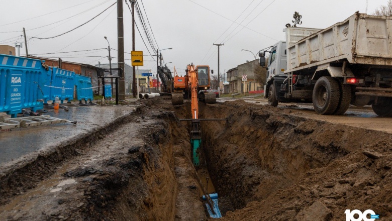 El Municipio trabaja en la reparación de una cañería cloacal en calle Almafuerte