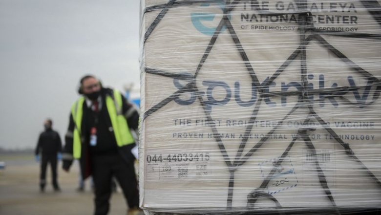 Una vez cumplidos los protocolos comienza la distribución de los tres embarques que llegaron ayer al país