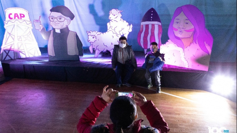 La comunidad de Río Grande disfruta el Mapping del Álbum de Figuritas del Centenario