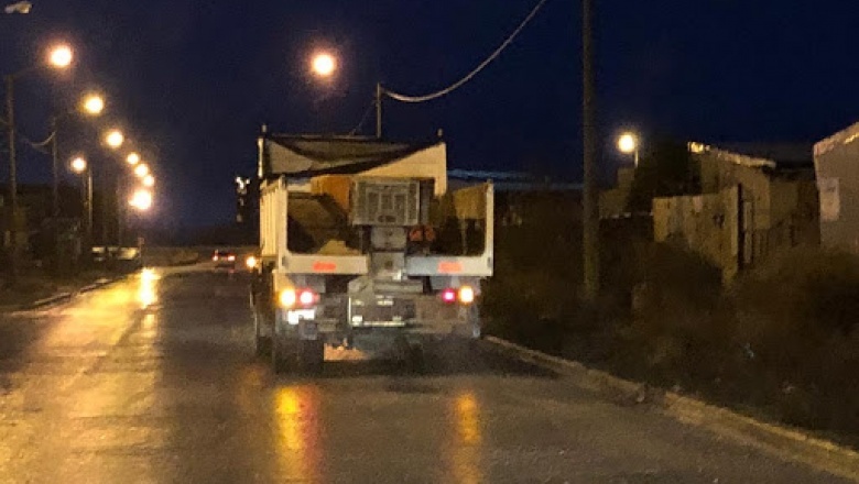 Camiones regaderos y saleros trabajan en las calles de Río Grande previniendo las escarchas.