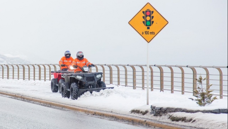 Despejan de nieve veredas costeras, paseo públicos, plazas y pasarela