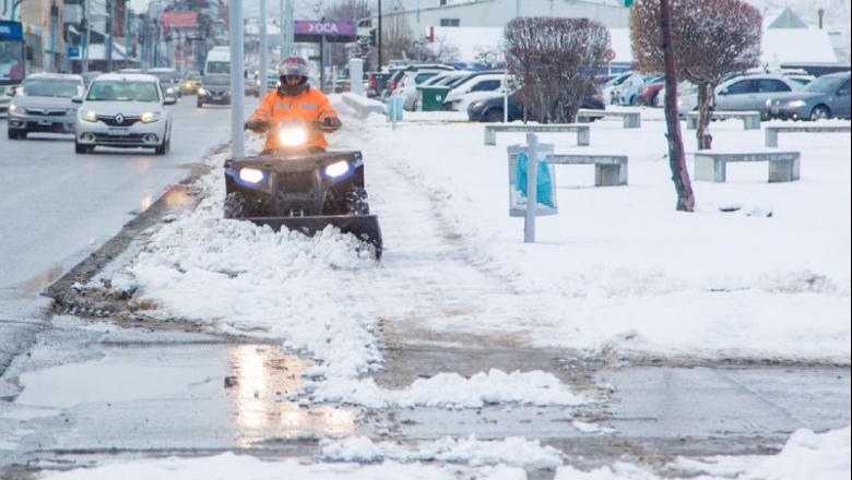 Despejan de nieve veredas costeras, paseo públicos, plazas y pasarela
