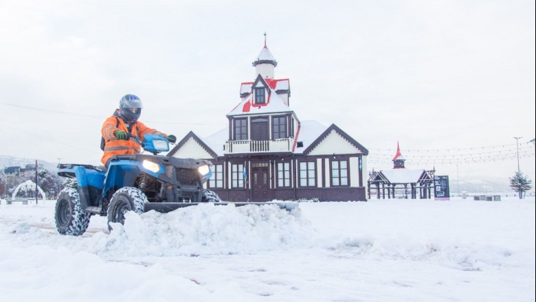 Despejan de nieve veredas costeras, paseo públicos, plazas y pasarela