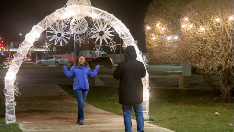 Invitan a recorrer la ambientación de invierno del Paseo de las Rosas