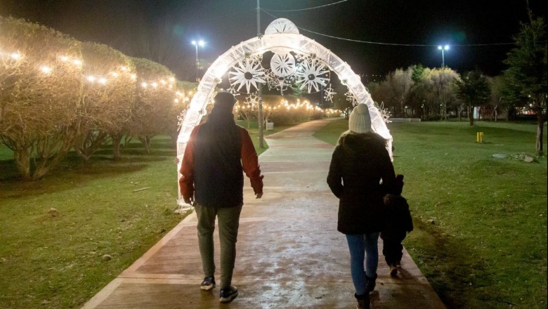 Invitan a recorrer la ambientación de invierno del Paseo de las Rosas