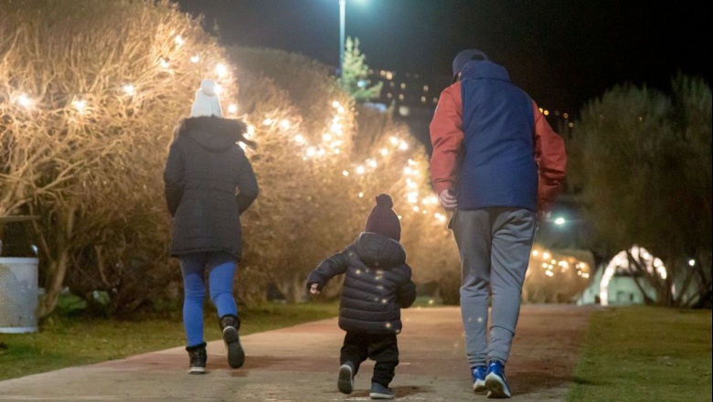 Invitan a recorrer la ambientación de invierno del Paseo de las Rosas