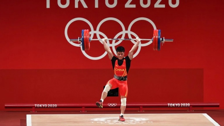 Increíble momento en los Juegos Olímpicos: Un levantador de pesas ganó el oro con una técnica nunca antes vista