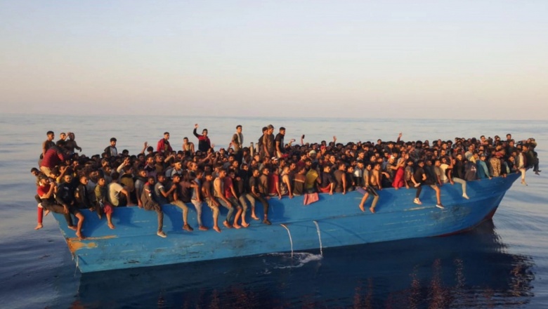 Más de 500 migrantes logran llegar en una barcaza de madera a Lampedusa