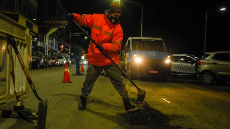Comenzaron las tareas nocturnas de bacheo en las principales calles y avenidas