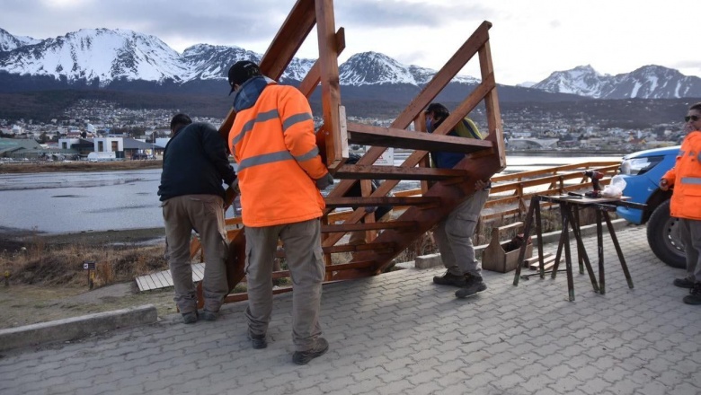 Colocan escaleras en Bahía encerrada y trabajan en el mantenimiento de calles de tierra.