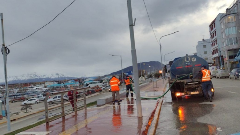 Inician el lavado de veredas en el corredor céntrico