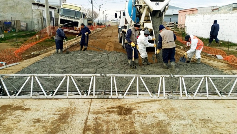 Por primera vez hormigonan dos calles en simultáneo con personal municipal