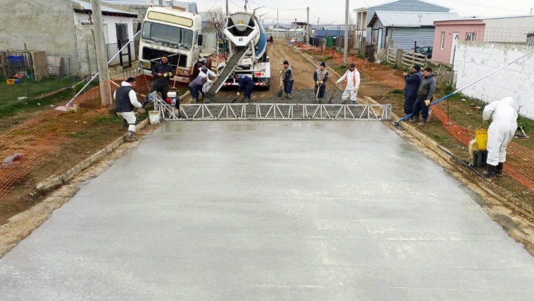 Por primera vez hormigonan dos calles en simultáneo con personal municipal