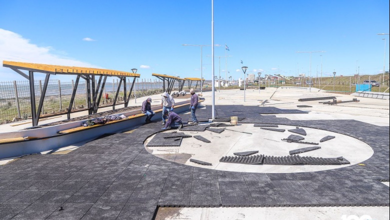 Colocan los pisos en el emblemático "Parque de los Cien Años"