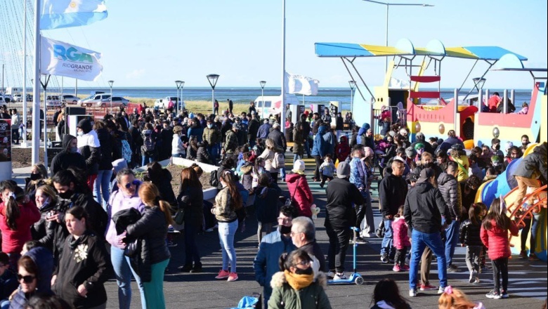 40 mil personas disfrutaron del Parque de los Cien Años y del encendido del nuevo arbolito