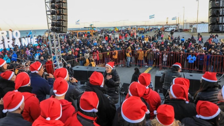 40 mil personas disfrutaron del Parque de los Cien Años y del encendido del nuevo arbolito