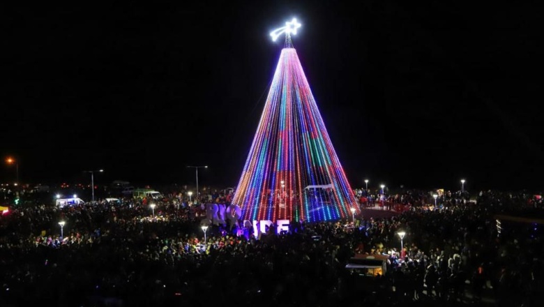 40 mil personas disfrutaron del Parque de los Cien Años y del encendido del nuevo arbolito