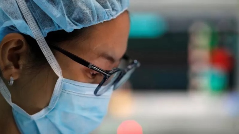 ¿Por qué las mujeres tienen más probabilidades de morir cuando son operadas por cirujanos hombres?