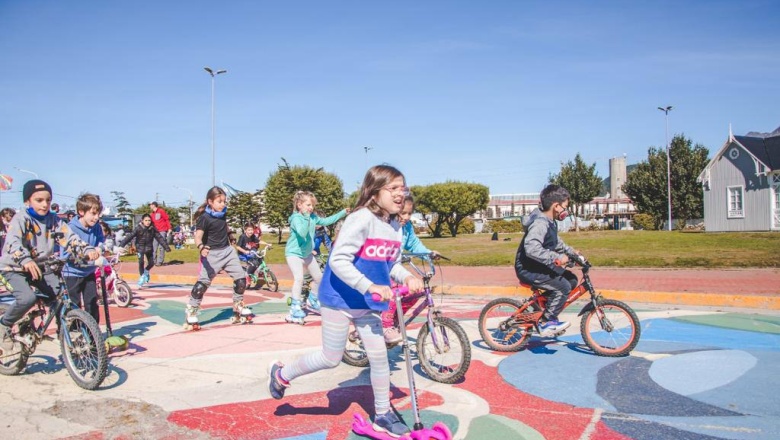 Niños y niñas en un "día sobre ruedas"