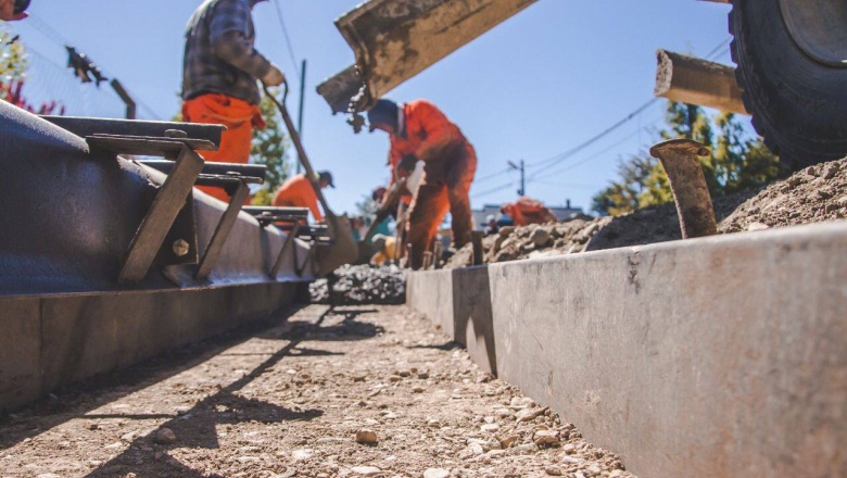 Hormigonan los cordones en el Barrio Ecológico