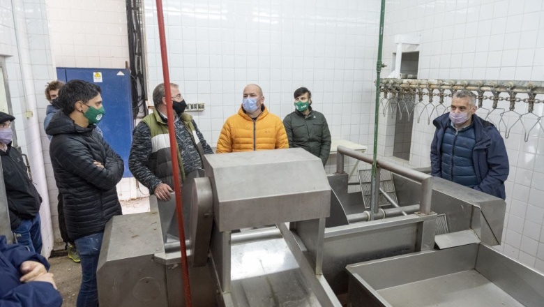 Producción de pollos: Puesta a punto de las instalasiones de la Misión Salesiana