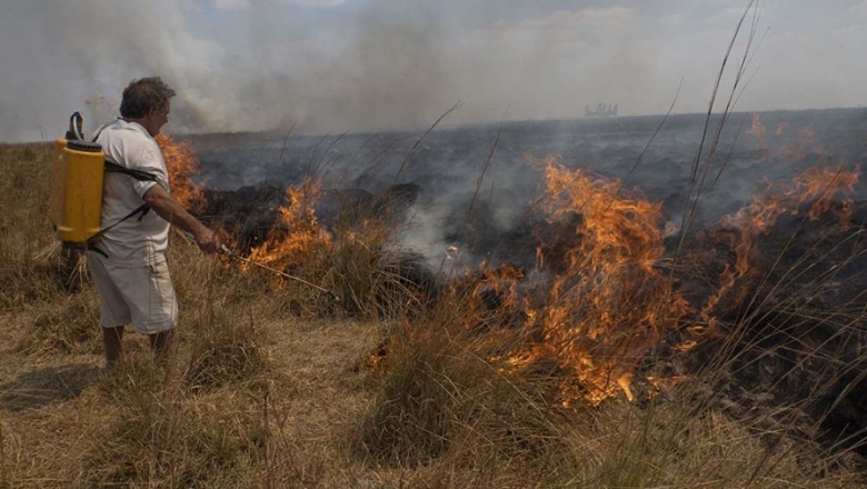 Con los recursos a mano, los vecinos se organizan para frenar el fuego