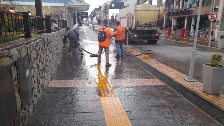La Municipalidad realizó la limpieza y lavado de veredas en áreas turísticas