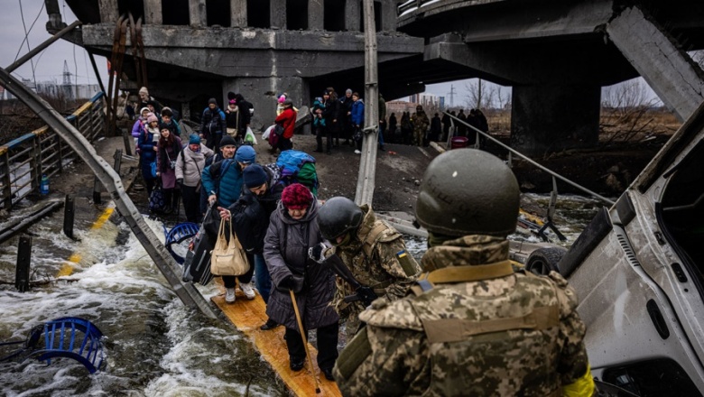 Civiles huyen de ciudades de Ucrania por corredores humanitarios durante tregua de Rusia