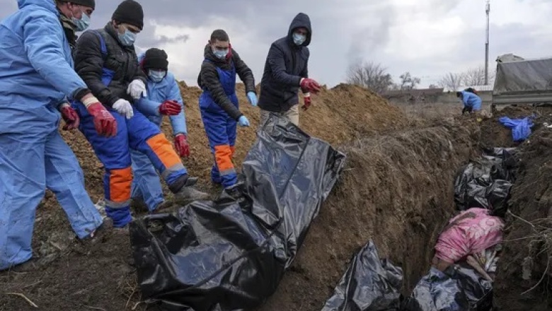 Cadáveres en las calles, fosas comunes y peleas por la comida: la dramática situación de Mariupol