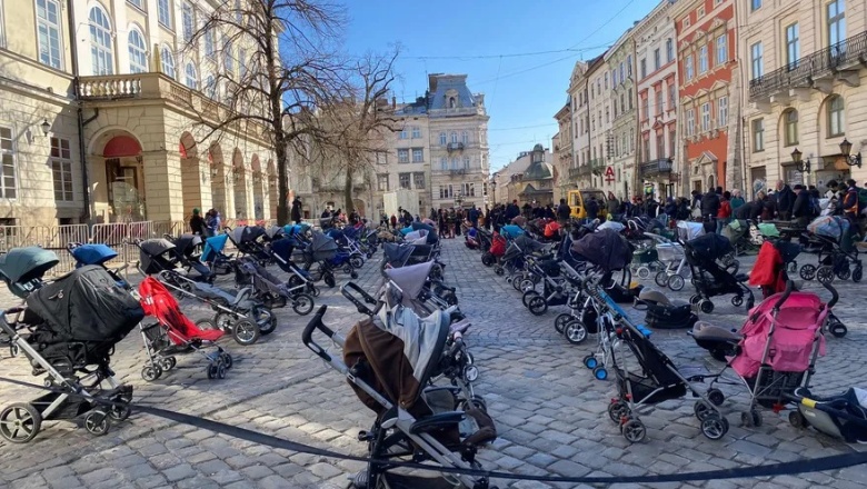Conmovedora protesta con cochecitos vacíos por los niños muertos en Ucrania: “Los chicos se vuelven el objetivo número uno de Rusia”