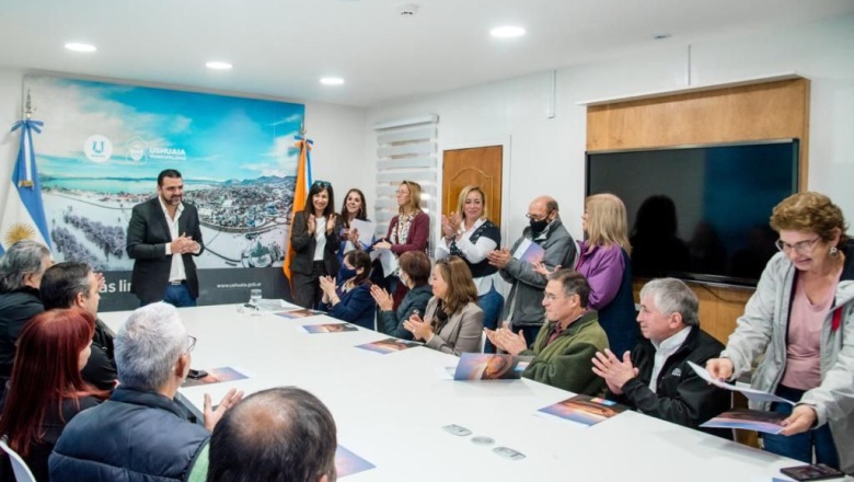Regularización dominial: 15 familias recibieron del intendente Vuoto, su título de propiedad