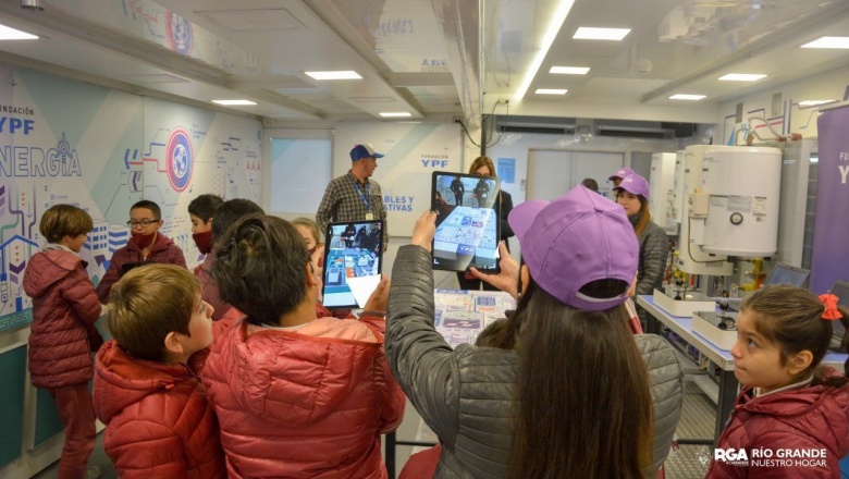 400 estudiantes visitaron el aula móvil de Fundación YPF