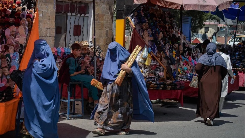 Los talibanes reimponen el velo total obligatorio para las mujeres y dicen que es “mejor para ellas que permanezcan en casa”
