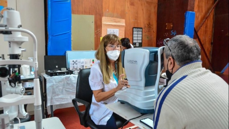 Jornada de control oftalmológico y vacunación a adultos mayores