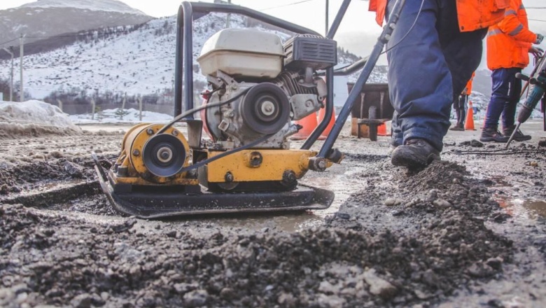 Trabajan en el mantenimiento de calles con mezcla asfáltica para bajas temperaturas