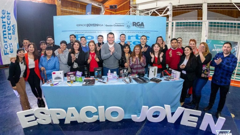 El intendente Perez acompañó la "Expo-Juventudes"