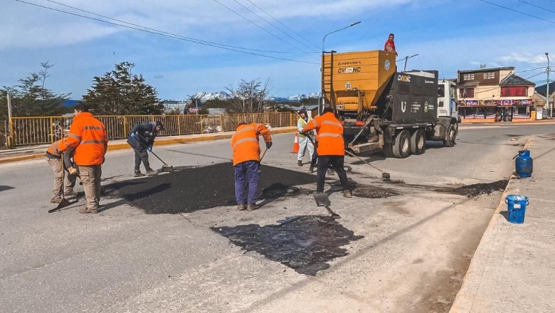 Realizan trabajos de bacheo en la Avenida Alem