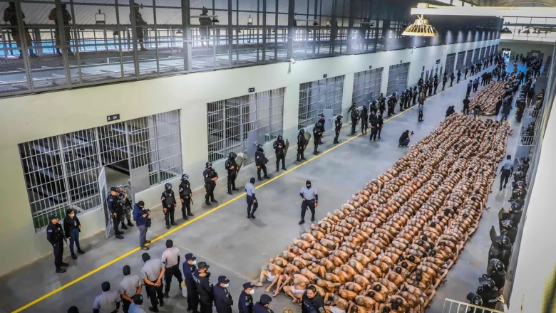 En su lucha contra los pandilleros, Bukele inauguró en El Salvador la cárcel más grande de América